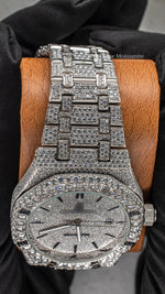Load image into Gallery viewer, Close View of Men's VVS Moissanite AP Watch