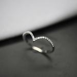 Load image into Gallery viewer, Curved Moissanite Wedding Band