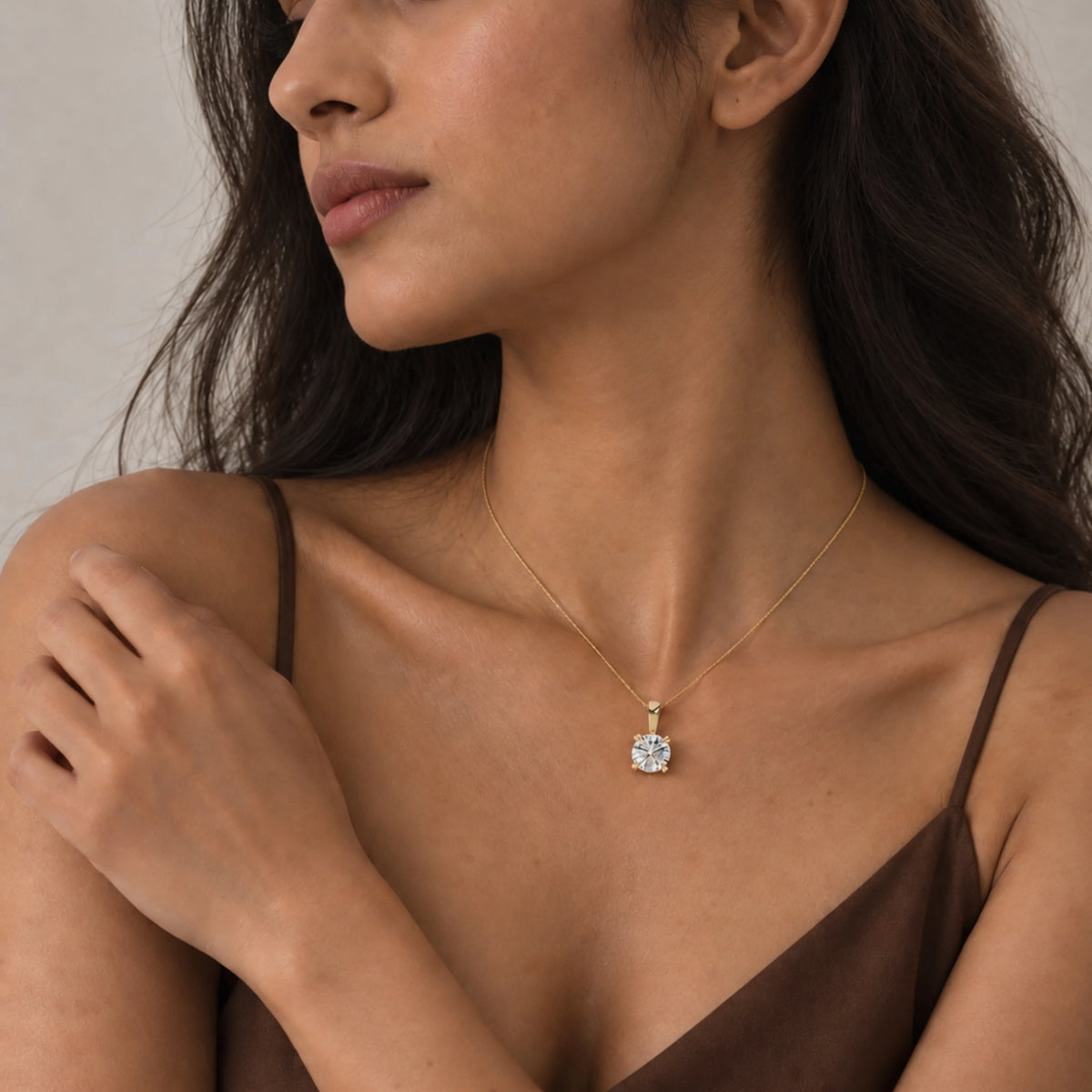 Round brilliant cut solitaire necklace