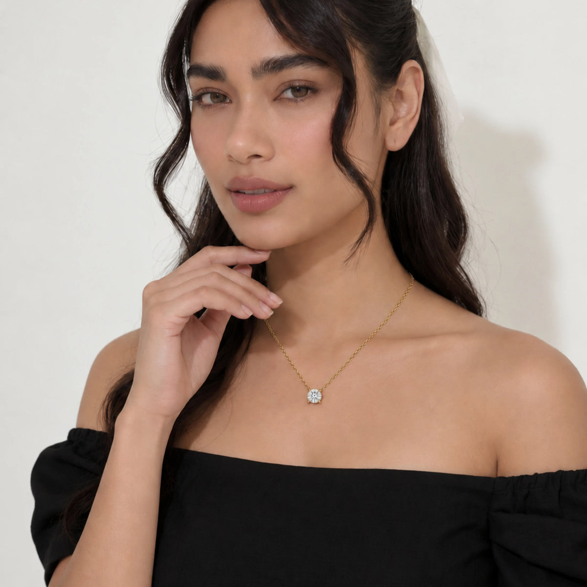 Round brilliant solitaire necklace