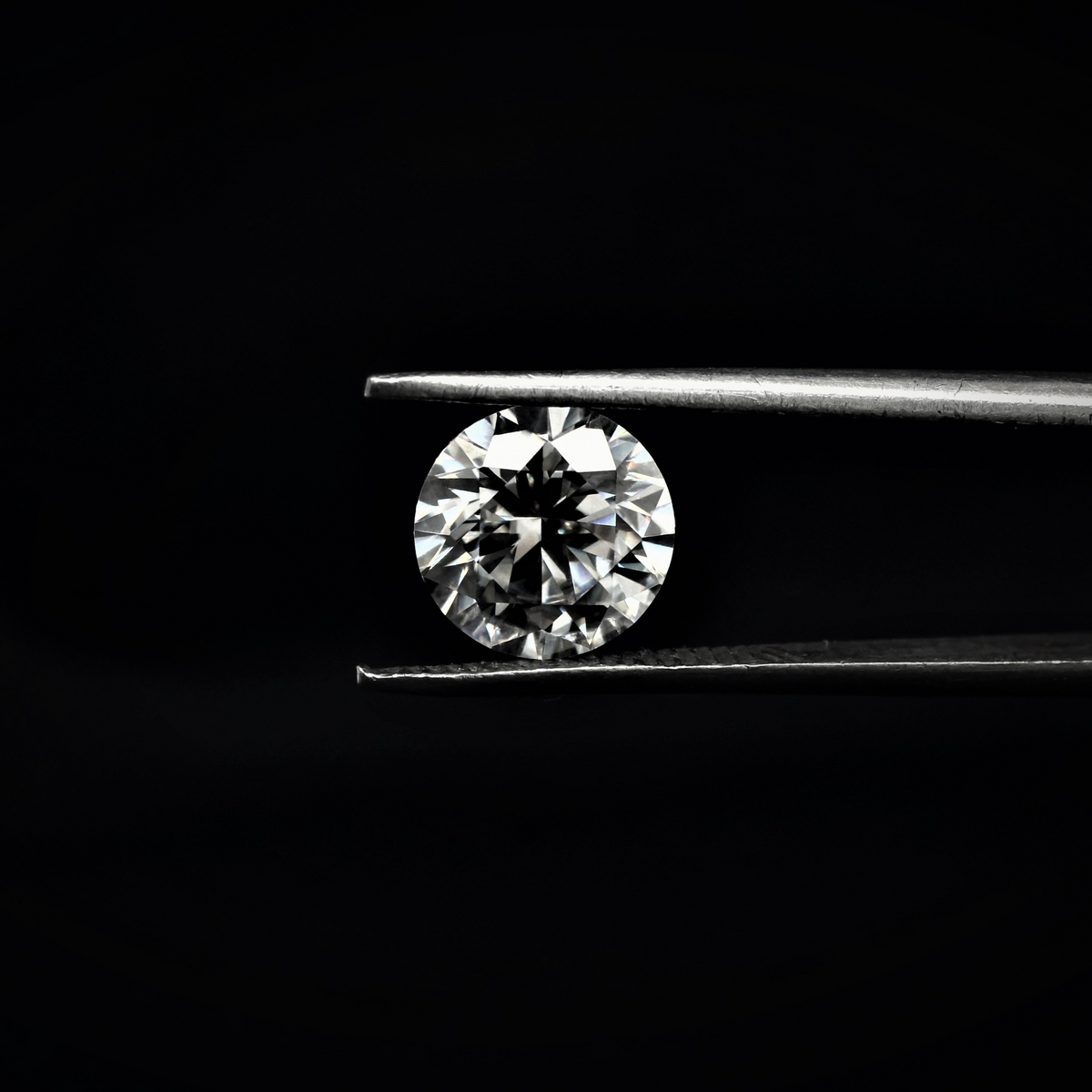 Round moissanite stone