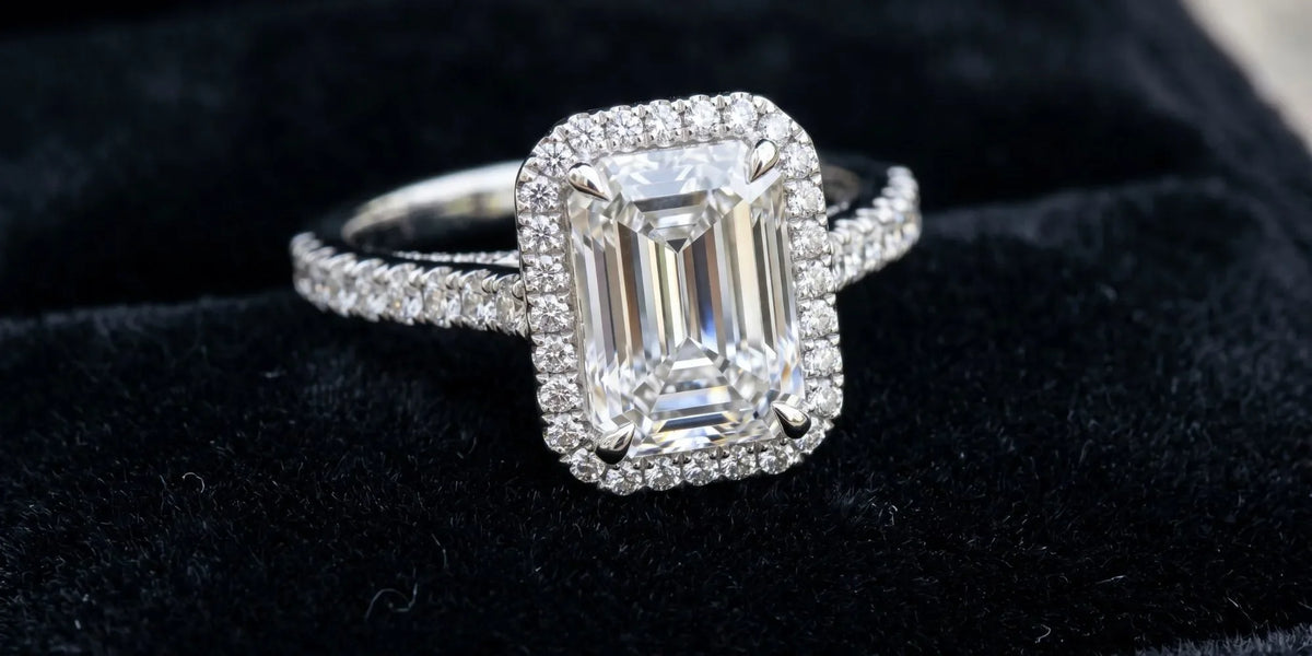 Emerald halo ring: a sophisticated design with timeless sparkle