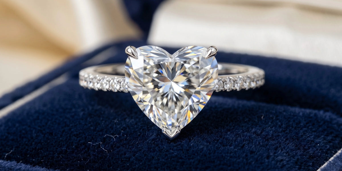Heart solitaire accent ring with graduated round stones: a romantic classic with flowing brilliance