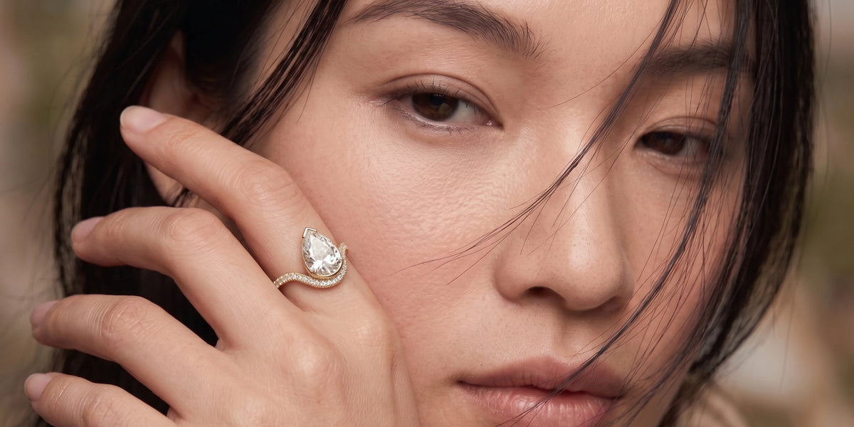 Pear halo ring with asymmetrical fluid wave design