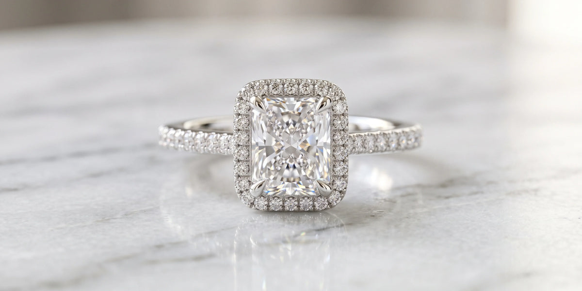 Radiant cut halo ring with micro pavé border frame: a masterpiece of brilliance and refined luxury