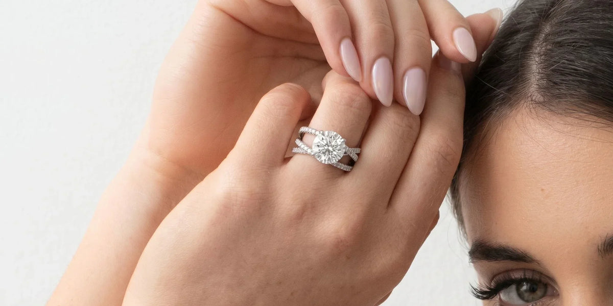 Waves of brilliance: round bridal set with an elegant interlocking criss cross design