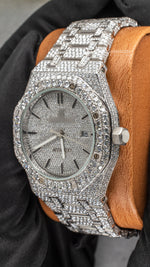 Load image into Gallery viewer, Side View of Men's VVS Moissanite AP Watch
