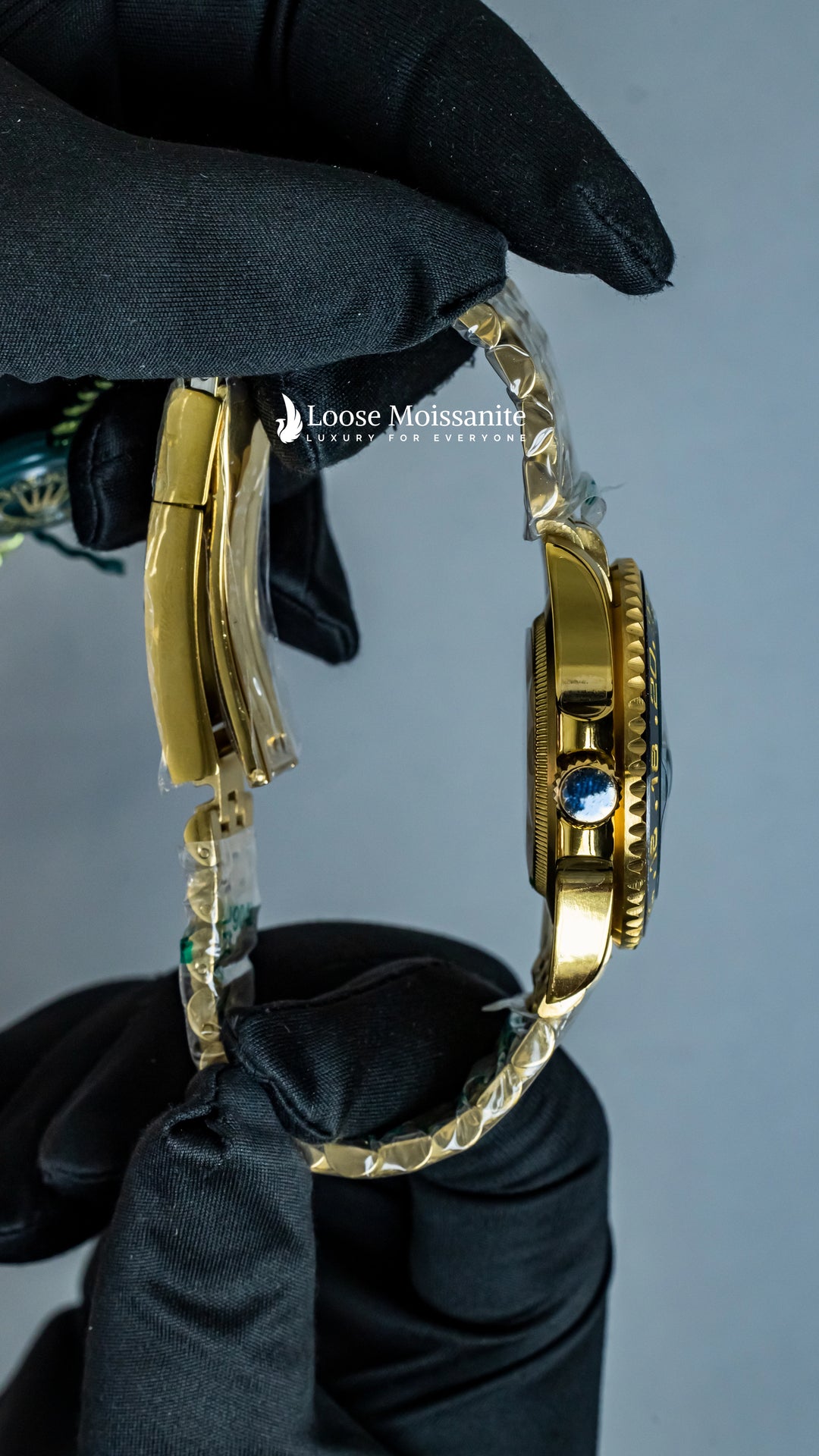 Side View Of iOyster Perpetual DateJust Black Dial Plain Watch In Yellow Gold