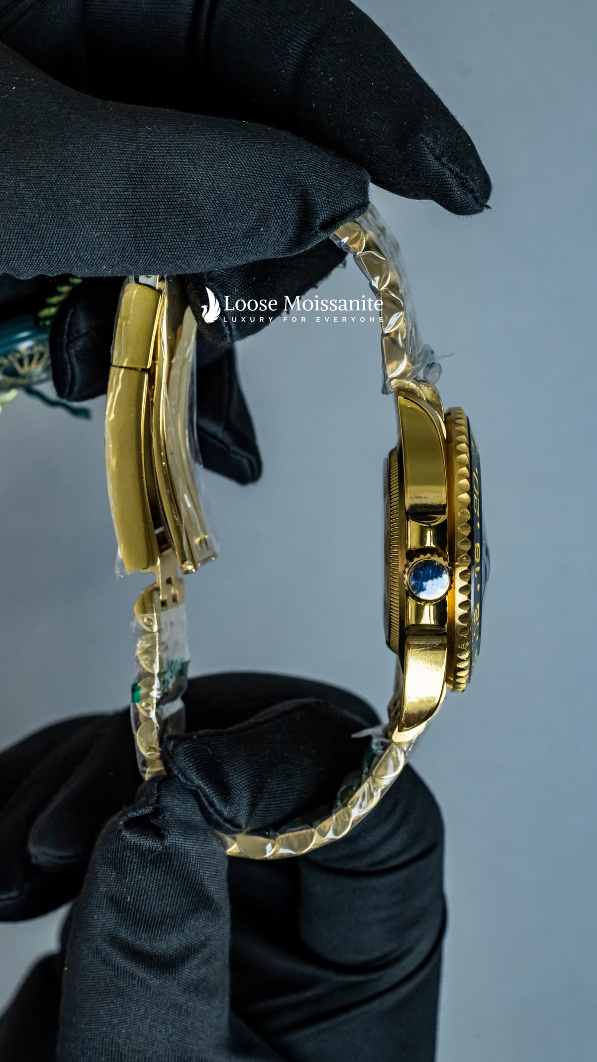 Side view of ioyster perpetual datejust black dial plain watch in yellow gold