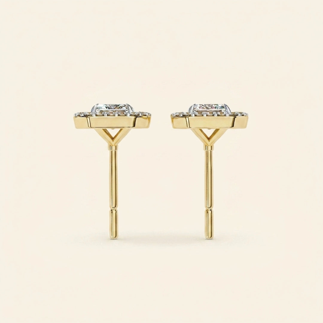 Puces d'oreilles serties d'un halo et d'une taille émeraude