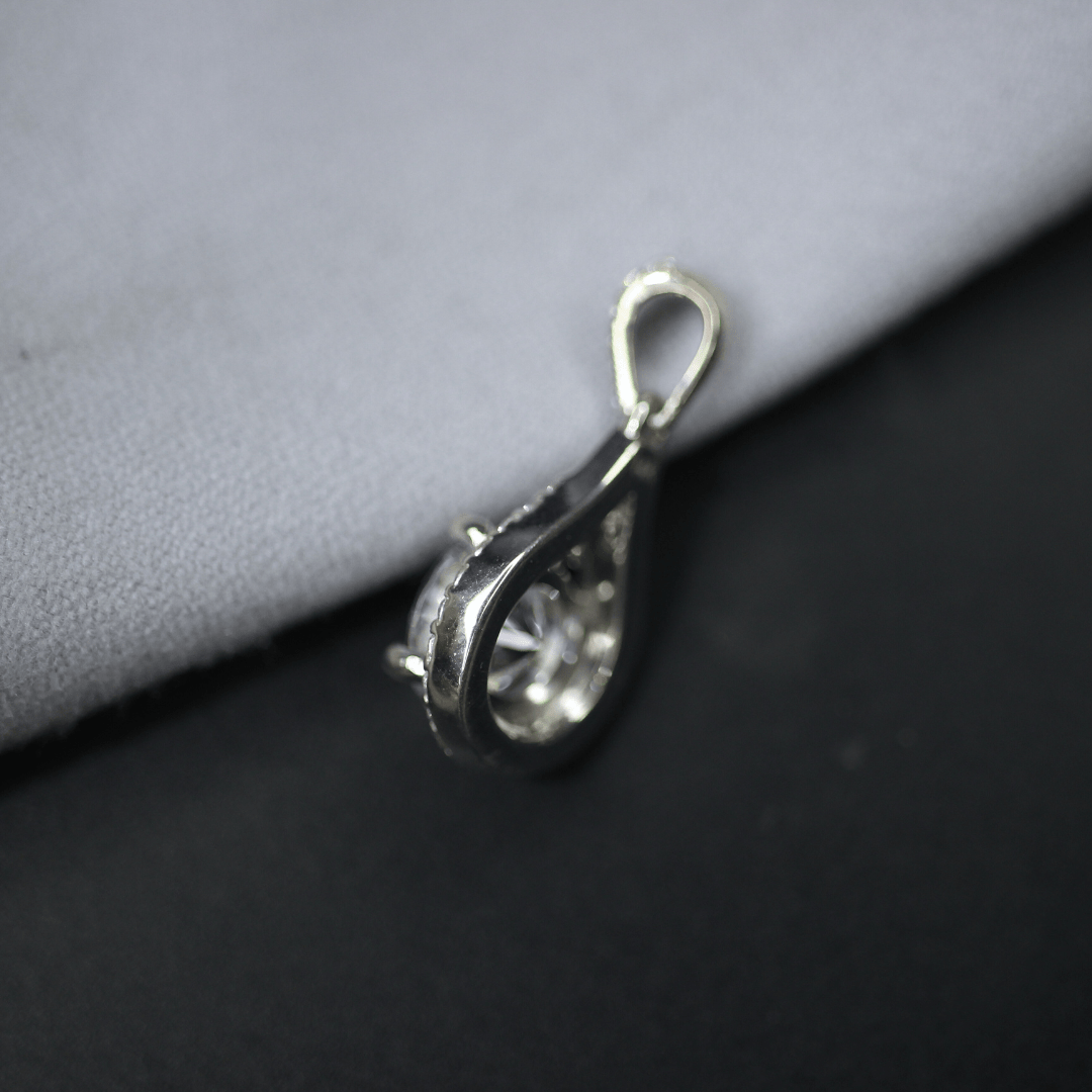 Round moissanite halo pendant