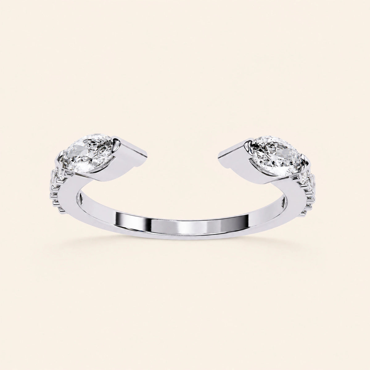 Angle view of toi et moi wedding band